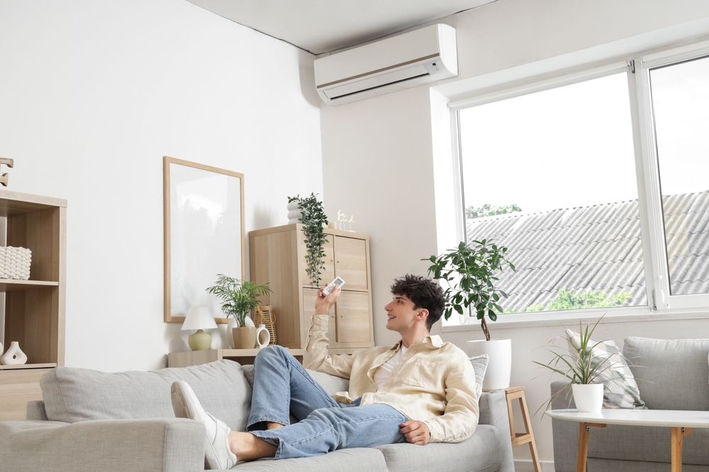 Wall-mounted mini split indoor unit keeping windows clear