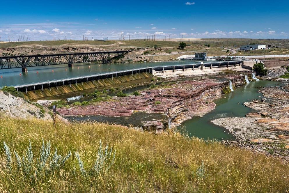 States and Counties With the Highest Rates of Lung Cancer - Infographics of an industrial dock in a pristine natural setting, highlighting Alaska’s energy infrastructure and its moderate per capita emissions.