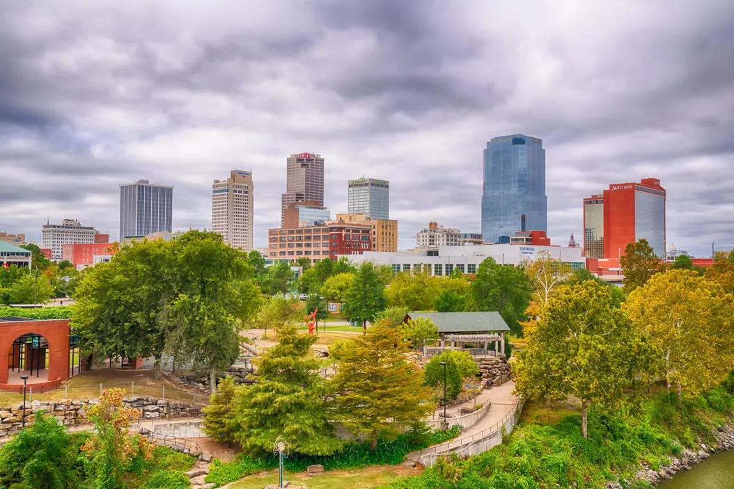 Image of Arkansa skyline with an empty park on the foreground.