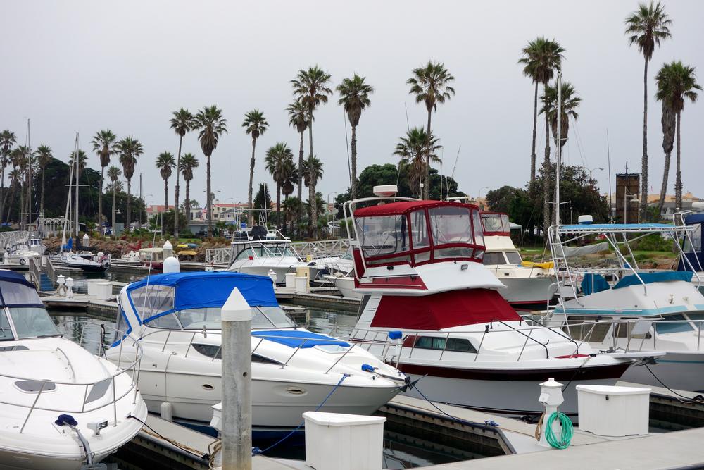 Image of a marina with yachts showing how marine vessels contribute to the levels of air pollution.
