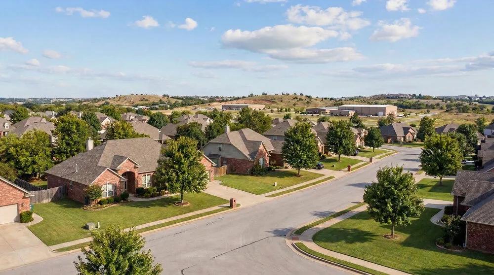 An image of a peaceful suburban neighborhood in Tulsa, Oklahoma on a clear day.
