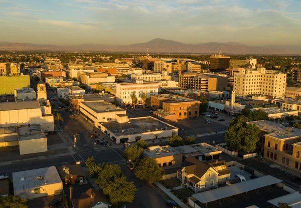 U.S. Cities with Worst and Best Air Quality - Infographics of Fresno’s downtown area bathed in warm golden hour light, a city where agriculture and industrial activities.