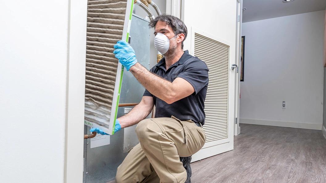 Image of a man instala air filter